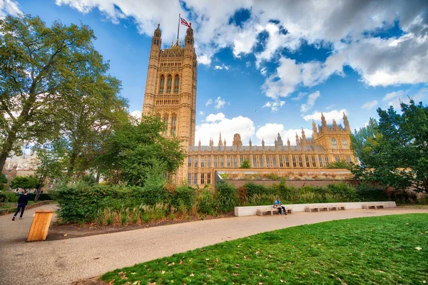 Ulica widok pałacu Westminster, Londyn na piękny słoneczny d — Zdjęcie stockowe