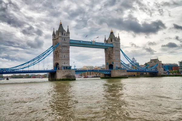 Tower Bridge w Londynie, Uk. Starożytne landmark w pochmurny dzień — Zdjęcie stockowe