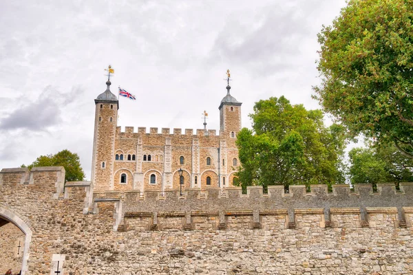La Torre de Londres, Reino Unido. Monumento antiguo en un día nublado —  Fotos de Stock