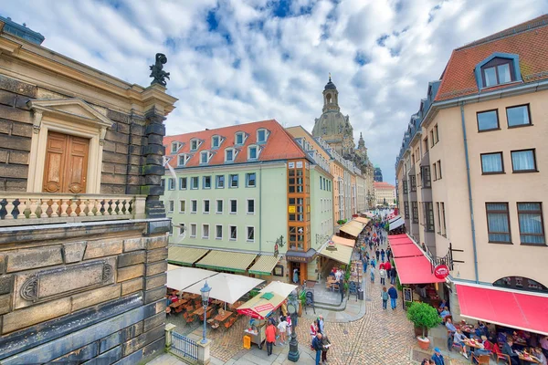 Drážďany, Německo - červenec 15, 2016: Turisté navštívit centrum města. Dr — Stock fotografie