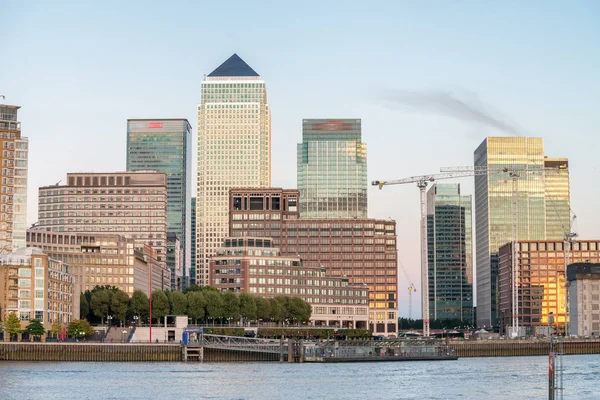 Rascacielos Canary Wharf al atardecer, el distrito financiero de — Foto de Stock