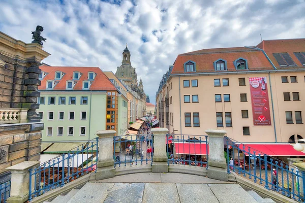 Dresden, deutschland - 15.07.2016: städtische straßen und gebäude auf — Stockfoto