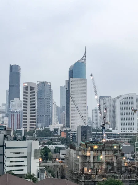 Джакарта, Індонезія - 2017 серпня: Панорамним видом на місто skyline в сонць — стокове фото