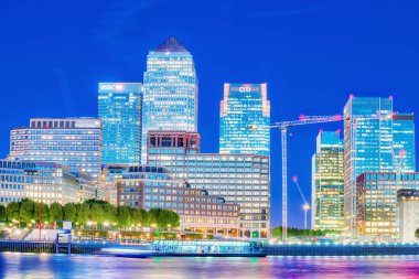 Londra - Eylül 2016: Canary Wharf manzarası, gece. Bu 