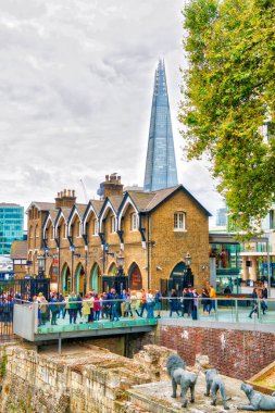 Londra - 25 Eylül 2016: Turist ziyaret Nehri boyunca şehir