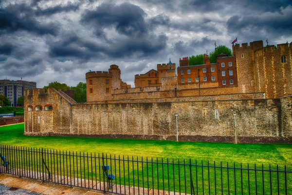 De Tower of London op een bewolkte dag, Verenigd Koninkrijk — Stockfoto