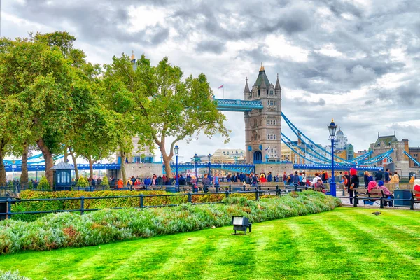 LONDON - SEPTEMBER 25, 2016: Tourists visit the Tower Bridge. Lo — Stock Photo, Image