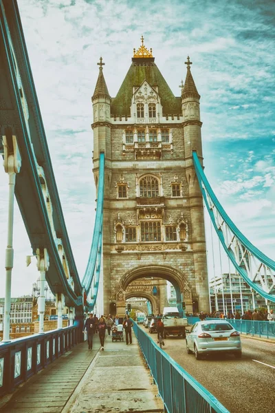 伦敦-2016年9月: 塔桥梁在一个美丽的晴朗的 d — 图库照片