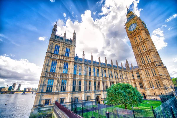 Westminster Palace als gezien fron straatniveau, Londen — Stockfoto