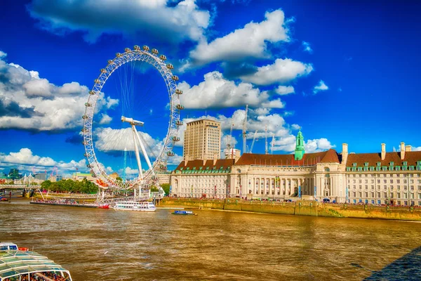 LONDRES - SEPTIEMBRE 2016: Barcos a lo largo del río Támesis. Atrás de Londres — Foto de Stock