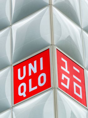 Osaka, Japonya - Mayıs 2016: Dotonbori Uniqlo girişinde. Bu bir