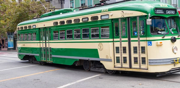 SAN FRANCISCO, CA - 6 de agosto de 2017: Carro de cable de tranvía vintage c — Foto de Stock