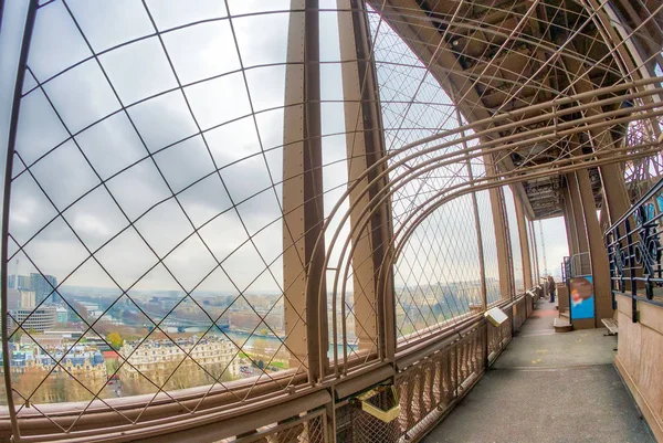 Kraftfull struktur av Eiffeltornet, vidvinkel vy — Stockfoto