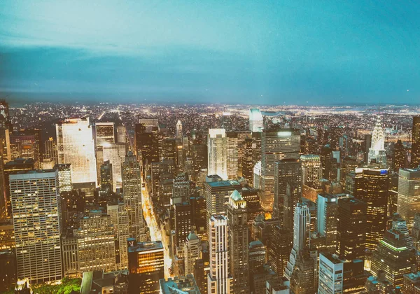 Vista aérea de los rascacielos de Midtown por la noche, Nueva York — Foto de Stock