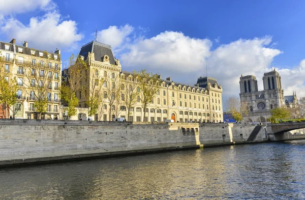 Notre Dame Cathedral and city buildings along Seine river, Paris — Stock Photo, Image