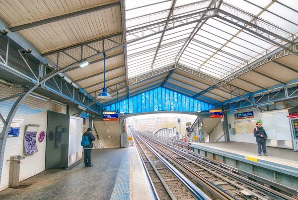 PARIS, FRANÇA - DEZEMBRO 2012: Turistas em uma estação de metrô. O — Fotografia de Stock