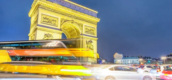 Traffic around Triumph Arc at night in Paris - France — Stock Photo, Image
