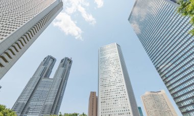 Tokyo - Mayıs 2016: Modern gökdelenler Shinjuku, havaya doğru görünümü. 