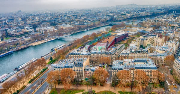 Skyline aéreo de París con el río Sena en un día nublado de invierno, Fr —  Fotos de Stock