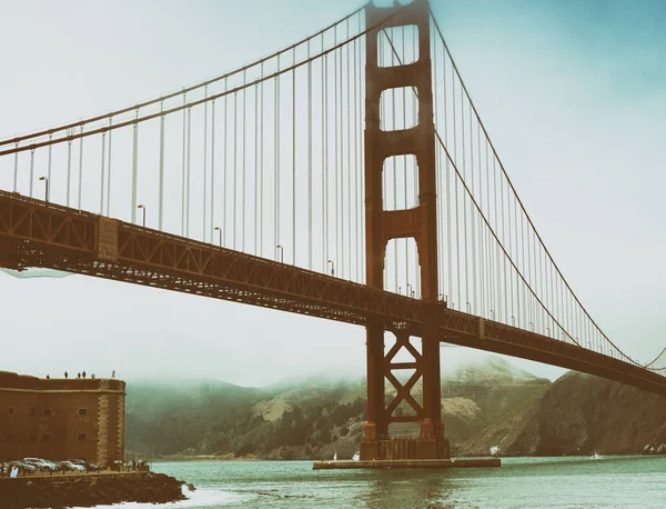 San Francisco Golden Gate Bridge na mlžný den z Fort Point — Stock fotografie