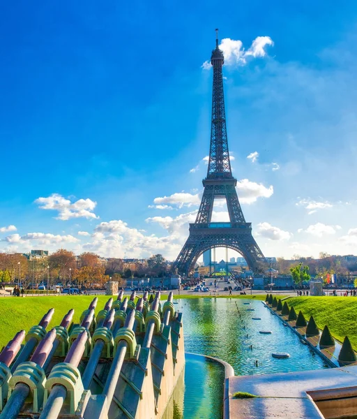 Eiffelova věž v Paříži za krásného slunečného dne. Pohled z Tr — Stock fotografie