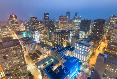 Gece şehir çatı - B üzerinden Vancouver gökdelenlerin havadan görünümü
