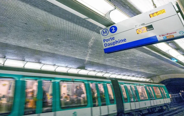PARIS - DECEMBER 2012: Train moves inside a subway station. Pari — Stock Photo, Image