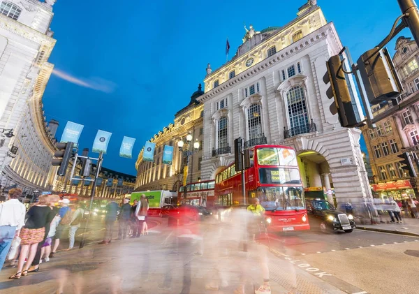London - juni 2015: Röda bussar och turister längs Regent Street en — Stockfoto
