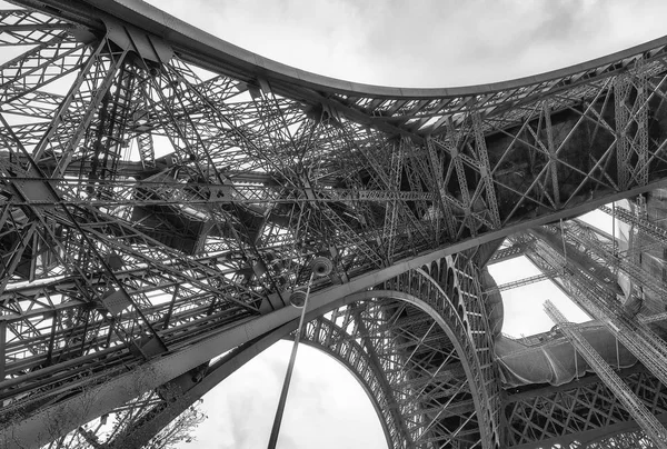 Inre metalliska struktur av Eiffeltornet i Paris, Frankrike — Stockfoto