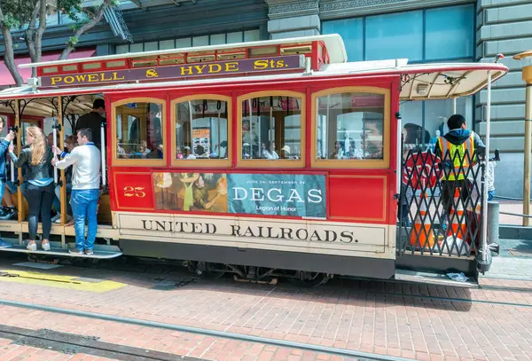 SAN FRANCISCO - 6 de agosto de 2017: Teleférico ao longo das ruas da cidade. É... — Fotografia de Stock