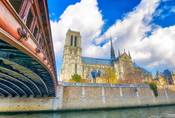 Notre Dame och Pont au dubbel längs floden Seine, Paris - Frankrike — Stockfoto