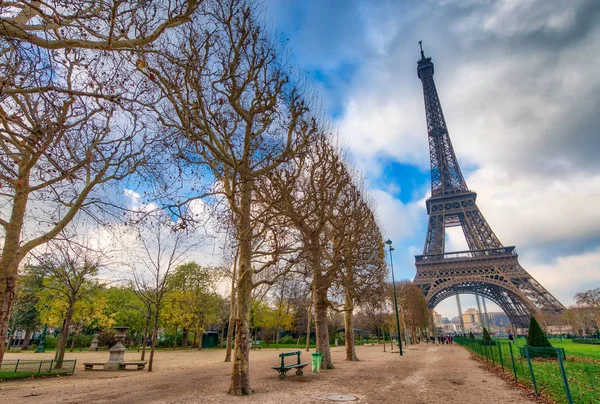 Der Eiffelturm von der Champs de mars im Winter - Frankreich — Stockfoto