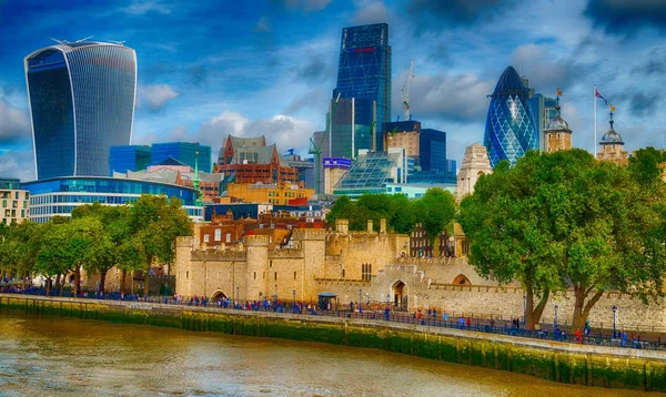 LONDRA - 25 SETTEMBRE 2016: skyline della città lungo il Tamigi. Lo. — Foto Stock