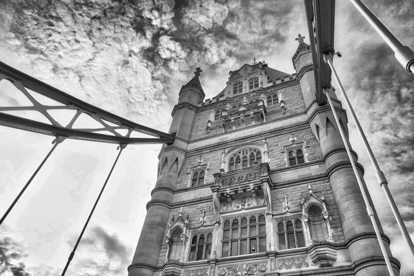 Tower Bridge na krásný slunečný den, Londýn — Stock fotografie