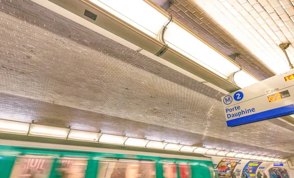 PARIS - JOULUKUU 2012: Juna liikkuu metroaseman sisällä. Pari — kuvapankkivalokuva