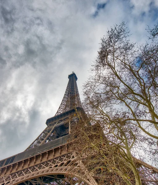 K obloze pohled z Eiffelovy věže na zataženo zimní den - Francie — Stock fotografie