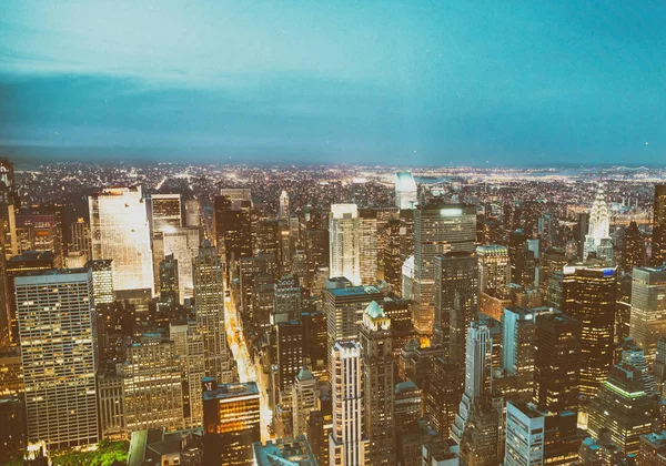 到了晚上，纽约城的市中心摩天大楼的鸟瞰图 — 图库照片