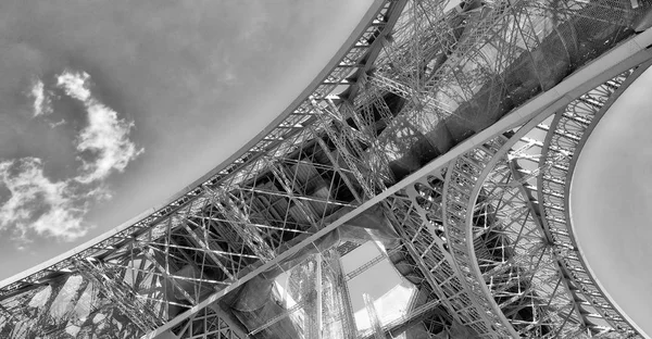 Upward view of Eiffel Tower on a beautiful sunny winter day - Pa — Stock Photo, Image