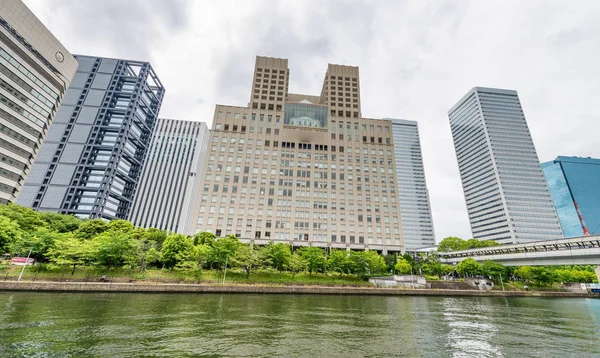 Linha do horizonte de Osaka do rio Neya, Japão — Fotografia de Stock