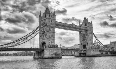 Bulutlu bir günde, London Tower Bridge