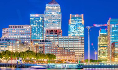 Londra - Eylül 2016: Canary Wharf manzarası, gece. Bu 