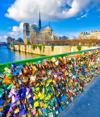 Paris, Fransa - Aralık 2012: Turist Pont de L'Archevec ziyaret edin