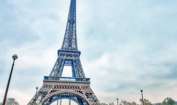 Der Eiffelturm an einem bewölkten Wintertag - Paris — Stockfoto