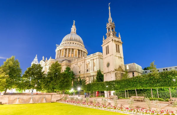 LONDRES - 29 DE JUNIO DE 2015: Los turistas visitan la Catedral de San Pablo cerca —  Fotos de Stock