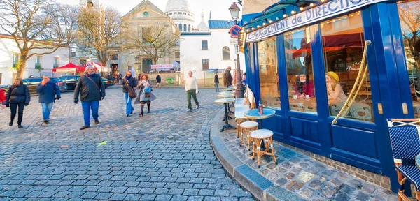 PARIS, FRANCE - DECEMBER 2012: Tourists visit Montmartre art dis — Stock Photo, Image