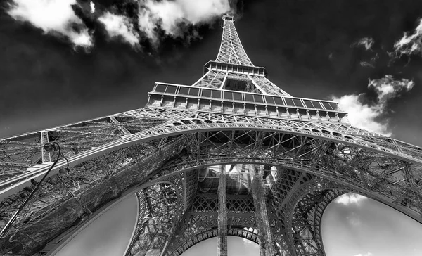 Vista para cima da Torre Eiffel em um belo dia de inverno ensolarado - Pa — Fotografia de Stock