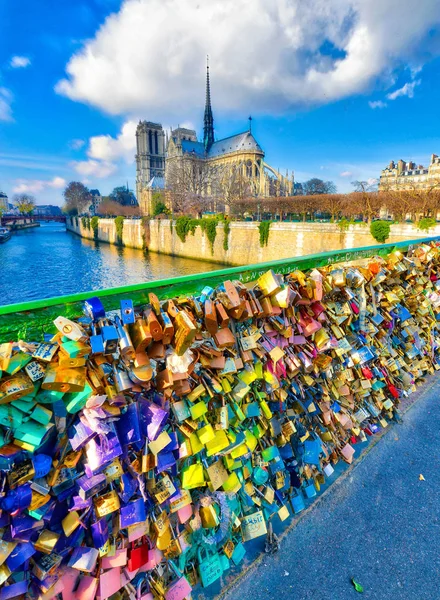 PARÍS, FRANCIA - DICIEMBRE DE 2012: Los turistas visitan Pont de L 'Archevec — Foto de Stock