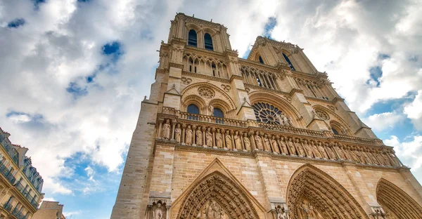 Πρόσοψη της Notre Dame στο Παρίσι - Γαλλία — Φωτογραφία Αρχείου