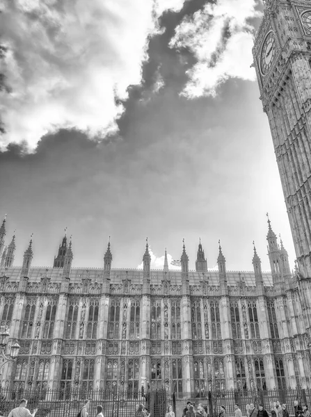 LONDRES - SEPTIEMBRE 2016: Westminster Palace visto desde la calle Fron — Foto de Stock