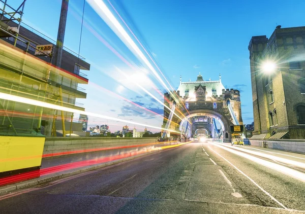 London - juni 2015: Turister och trafiken på Tower Bridge på nigh — Stockfoto